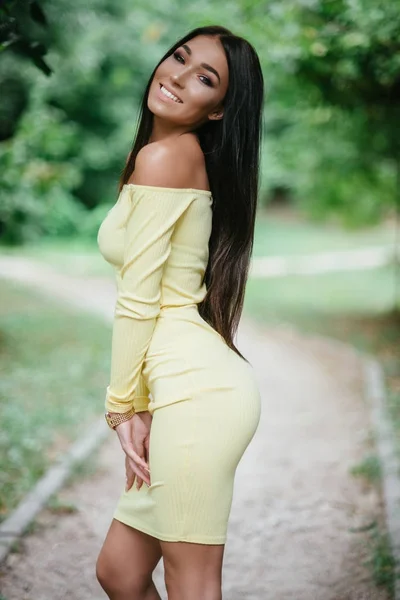 Woman posing in yellow dress — Stock Photo, Image