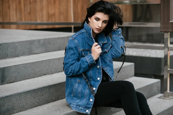 Young brunette woman — Stock Photo, Image