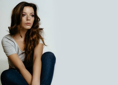 esmer kız kot pantolon