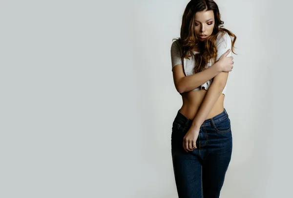 Schöne brünette Mädchen in Jeans — Stockfoto