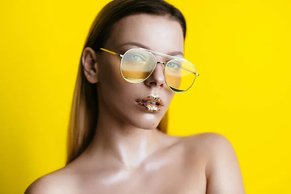 Mulher atraente com óculos de sol dourados — Fotografia de Stock