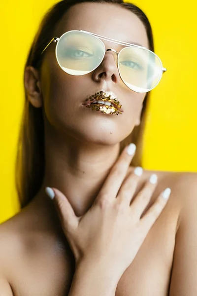 Mulher atraente com óculos de sol dourados — Fotografia de Stock