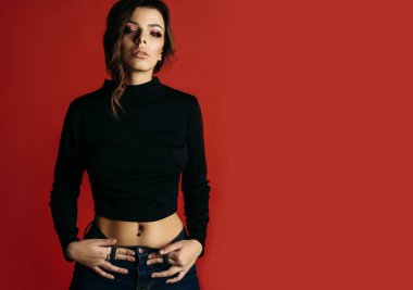 Studio kırmızı zemin üzerine poz güzel esmer kız