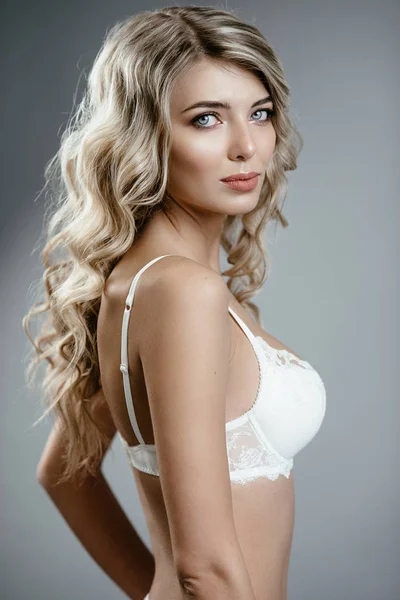 Mooi Blonde Meisje Witte Lingerie Poseren Studio Witte Achtergrond — Stockfoto