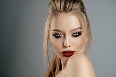 Gri arka plan üzerinde güzel genç kadın portresi stüdyo