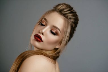 Gri arka plan üzerinde güzel genç kadın portresi stüdyo