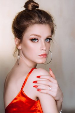 Kırmızı iç çamaşırı poz güzel genç kadın portresi stüdyo