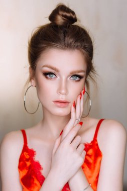 Kırmızı iç çamaşırı poz güzel genç kadın portresi stüdyo