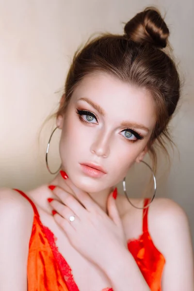 Studio Porträtt Vacker Ung Kvinna Poserar Röda Underkläder — Stockfoto
