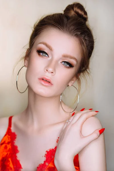 Kırmızı Çamaşırı Poz Güzel Genç Kadın Portresi Stüdyo — Stok fotoğraf