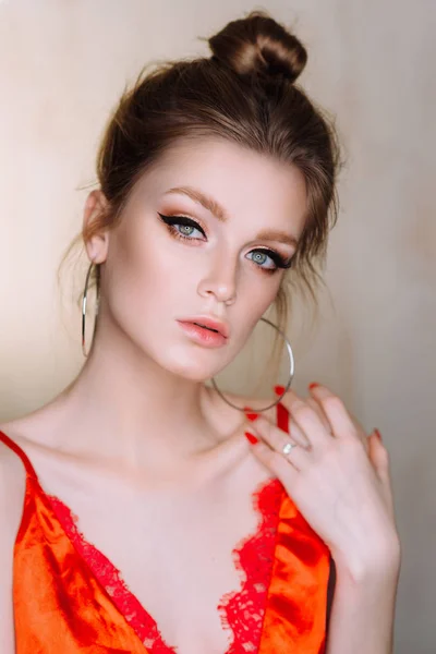 美しい若い女性が赤のランジェリーでポーズのスタジオ ポートレート — ストック写真