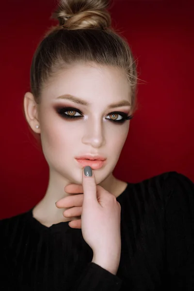 Nahaufnahme Porträt Der Schönen Jungen Frau Mit Smokey Eyes Make — Stockfoto