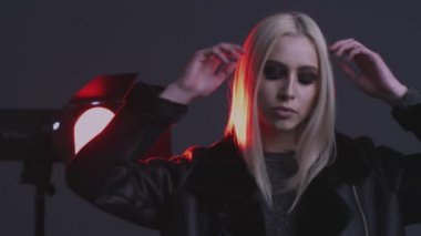 Dumanlı gözler makyaj poz ile muhteşem bir genç kadın