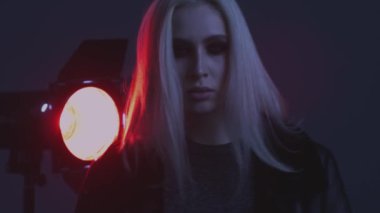 Dumanlı gözler makyaj poz ile muhteşem bir genç kadın