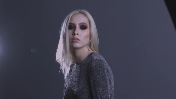 Vacker Ung Kvinna Med Smokey Ögon Makeup Poserar — Stockvideo