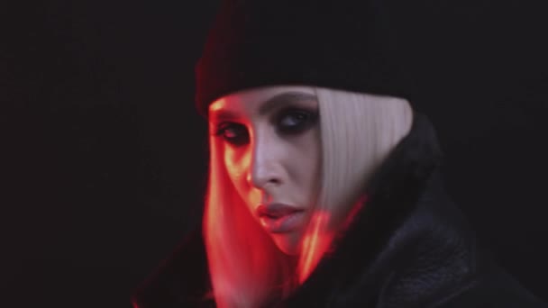 暗い背景にスモーキー目のメイクでゴージャスな若い女性のクローズ アップ ビュー — ストック動画