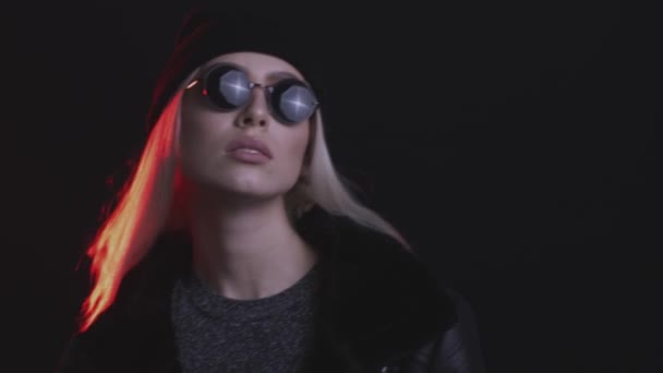 Hinreißende Junge Frau Stylischer Sonnenbrille Posiert — Stockvideo