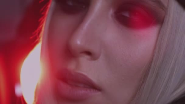 Visão Close Linda Jovem Com Maquiagem Olhos Esfumaçados Fundo Escuro — Vídeo de Stock