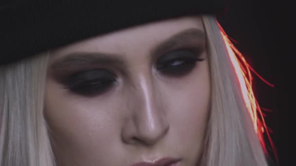 Närbild Vacker Ung Kvinna Med Sotade Ögon Makeup Mörk Bakgrund — Stockvideo