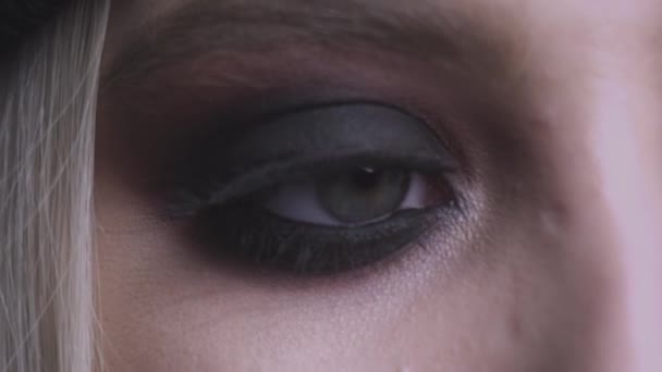 Mycket Närbild Ung Kvinna Med Sotade Ögon Makeup — Stockvideo