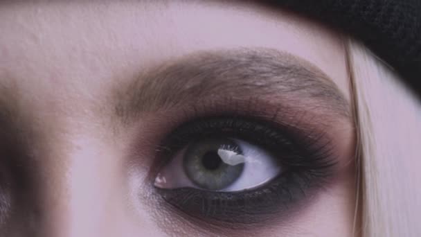 Mycket Närbild Ung Kvinna Med Sotade Ögon Makeup — Stockvideo