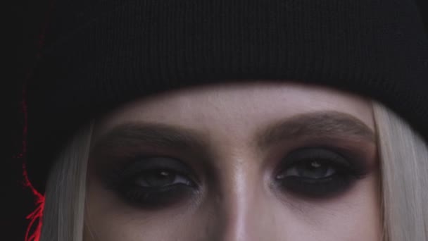 Visão Close Linda Jovem Com Maquiagem Olhos Esfumaçados Fundo Escuro — Vídeo de Stock