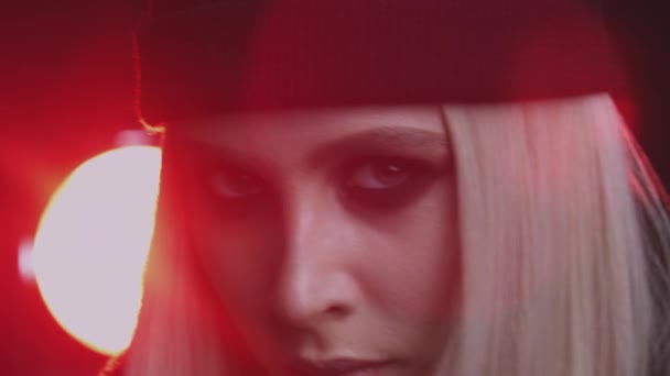 暗い背景にスモーキー目のメイクでゴージャスな若い女性のクローズ アップ ビュー — ストック動画