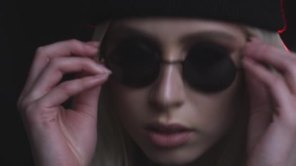 Hinreißende Junge Frau Stylischer Sonnenbrille Posiert — Stockvideo