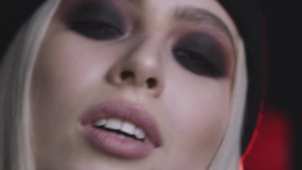 Nahaufnahme Der Wunderschönen Jungen Frau Mit Smokey Eyes Make Auf — Stockvideo