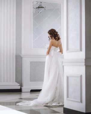 Beyaz bir salonda bir buket ile güzel gelin