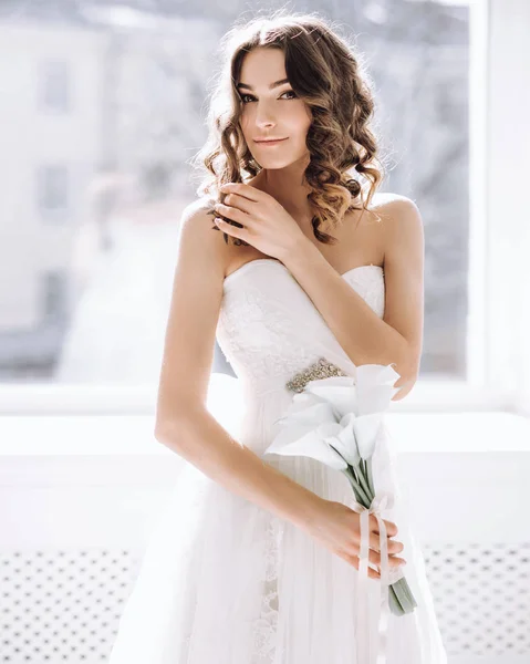 Bella Sposa Con Bouquet Una Sala Bianca — Foto Stock