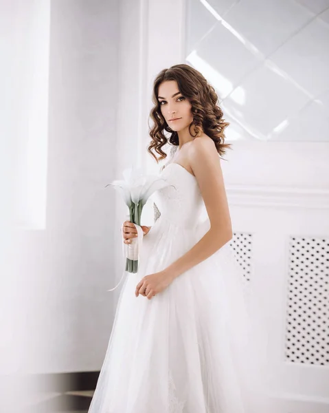 Bella Sposa Con Bouquet Una Sala Bianca — Foto Stock