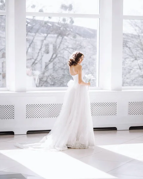 Mooie Bruid Met Een Boeket Een Witte Hal — Stockfoto