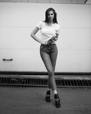 Poz güzel genç kadın portresi stüdyo  