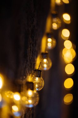 Yeni Yıl 2020 İçi mumlar, ampuller ve bokeh