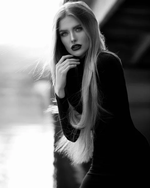 Young Woman Stands Alone River Bridge Mist Water Foggy Air — Stock Photo, Image