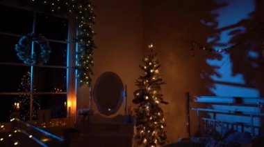 Yeni yıl ağacı ışıkları, Noel iç arka plan ile dekore edilmiştir.