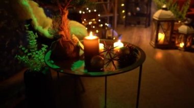 Yeni yıl ağacı ışıkları, Noel iç arka plan ile dekore edilmiştir.