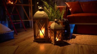 Yeni yıl ağacı ışıkları, Noel iç arka plan ile dekore edilmiştir.