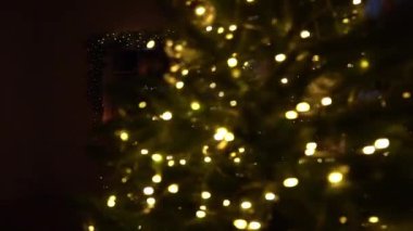 Yeni yıl ağacı ışıkları, Noel iç arka plan ile dekore edilmiştir.