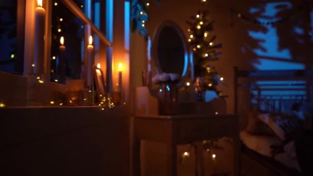 Новогодняя Елка Украшена Огнями Фоне Рождественского Интерьера — стоковое видео