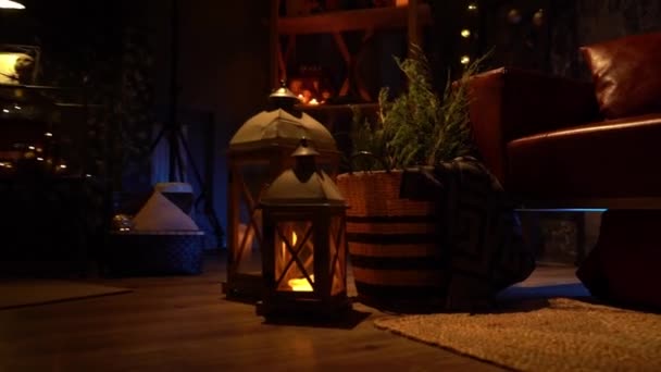 Nieuwe Jaar Boom Versierd Met Lichten Kerstmis Interieur Achtergrond — Stockvideo