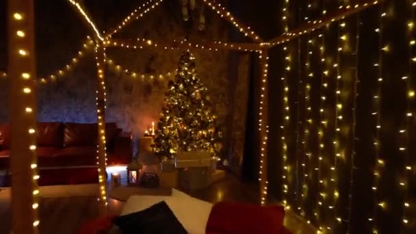 Árbol Año Nuevo Decorado Con Luces Fondo Interior Navidad — Vídeo de stock