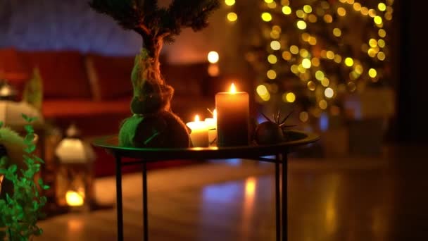 Новогодняя Елка Украшена Огнями Фоне Рождественского Интерьера — стоковое видео
