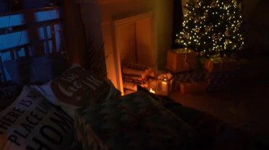 Yeni yıl ağacı ışıkları, Noel iç arka plan ile dekore edilmiştir.