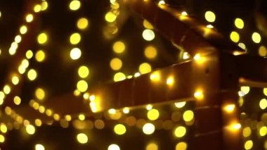 Yeni yıl ağacı ışıkları, Noel iç arka plan ile dekore edilmiştir.