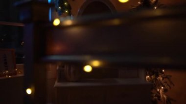 Yeni yıl ağacı ışıkları, Noel iç arka plan ile dekore edilmiştir.