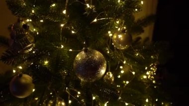 Yeni yıl ağacı ışıkları, Noel iç arka plan ile dekore edilmiştir.