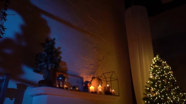 Árvore Ano Novo Decorado Com Luzes Fundo Interior Natal — Vídeo de Stock