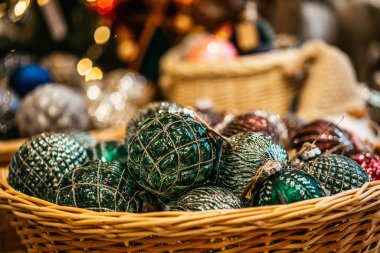 Noel ağacının Noel süslemeleri. Noel ağacında parlak toplar